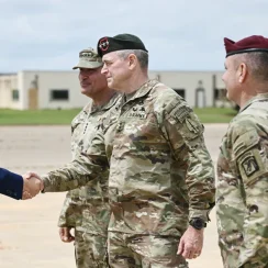 Trump anuncia que restaurará los nombres de oficiales confederados que tenían algunas bases militares antes de Biden
