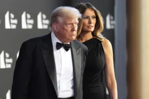 Trump anuncia una lista de espera para la “tarjeta dorada” que garantizará residencia legal en EE.UU. por $5 millones