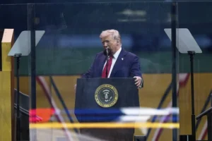 Trump afirma que “ya era hora” de que EE.UU. celebrara al Ejército