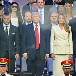 El presidente Trump y la primera dama Melania observan el desfile