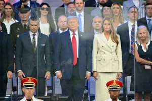 El presidente Trump y la primera dama Melania observan el desfile