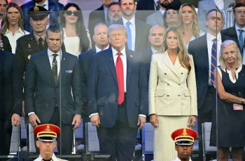 El presidente Trump y la primera dama Melania observan el desfile