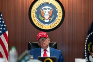 Trump dice que gracias a su paz en Medio Oriente, China puede volver a comprar petróleo iraní