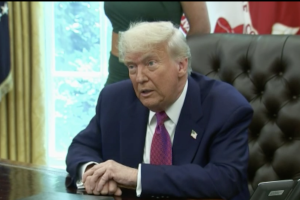 Trump habla desde la Oficina Oval en medio de la tensión por el envío de marines a Los Ángeles.