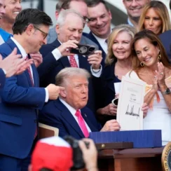 Trump firma su megaley fiscal que otorga más fondos para inmigración en una ceremonia el 4 de julio en la Casa Blanca