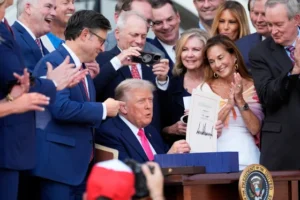Trump firma su megaley fiscal que otorga más fondos para inmigración en una ceremonia el 4 de julio en la Casa Blanca
