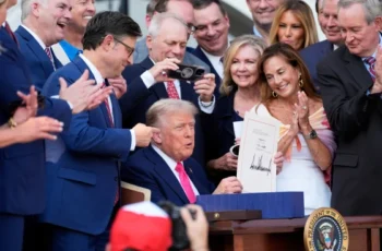 Trump firma su megaley fiscal que otorga más fondos para inmigración en una ceremonia el 4 de julio en la Casa Blanca