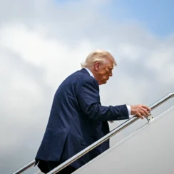Trump padece insuficiencia venosa crónica pero que goza de “excelente salud”, dice la Casa Blanca